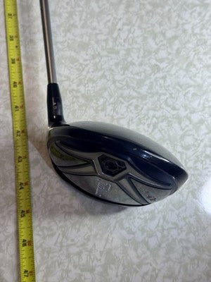 RH Titleist 915 D2 10.5 Driver Diamana 70g Stiff Flex Graphite Shaft & Headcover