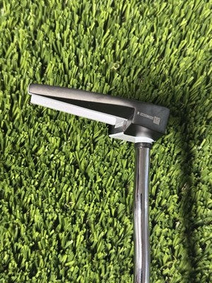 Right Handed Odyssey Versa #7 Black 35 in Putter With Head Cover