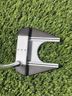 Right Handed Odyssey Versa #7 Black 35 in Putter With Head Cover