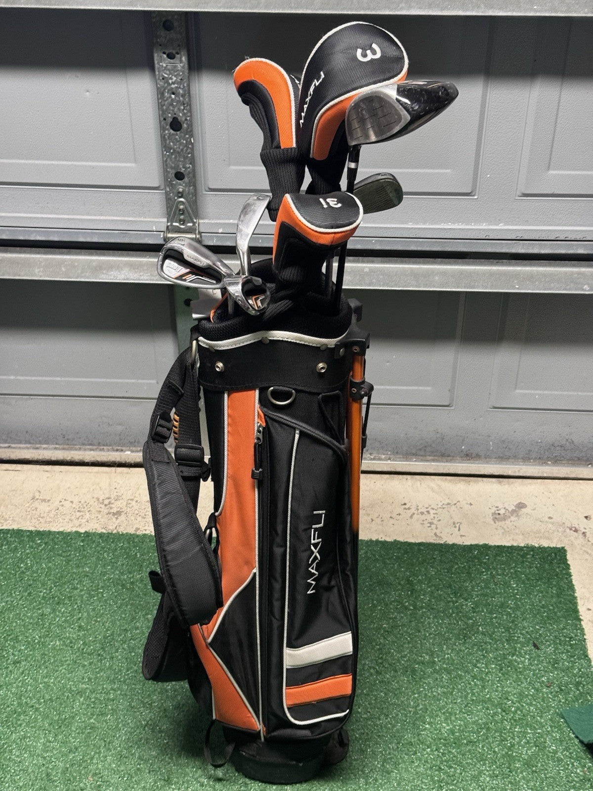 Maxfli Varsity 9 Pc Youth Junior Golf Set 3H,4H,5,7,9,SW,3W,Driver, Putter & Bag