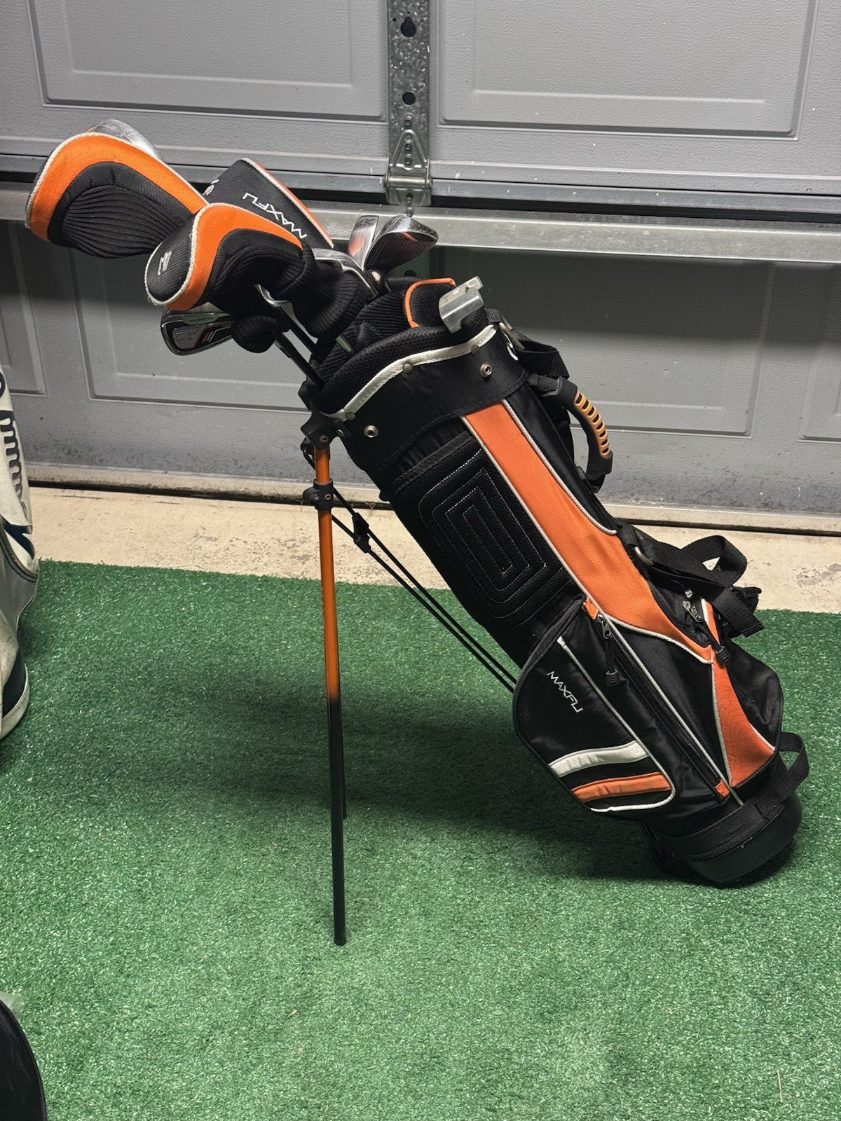 Maxfli Varsity 9 Pc Youth Junior Golf Set 3H,4H,5,7,9,SW,3W,Driver, Putter & Bag