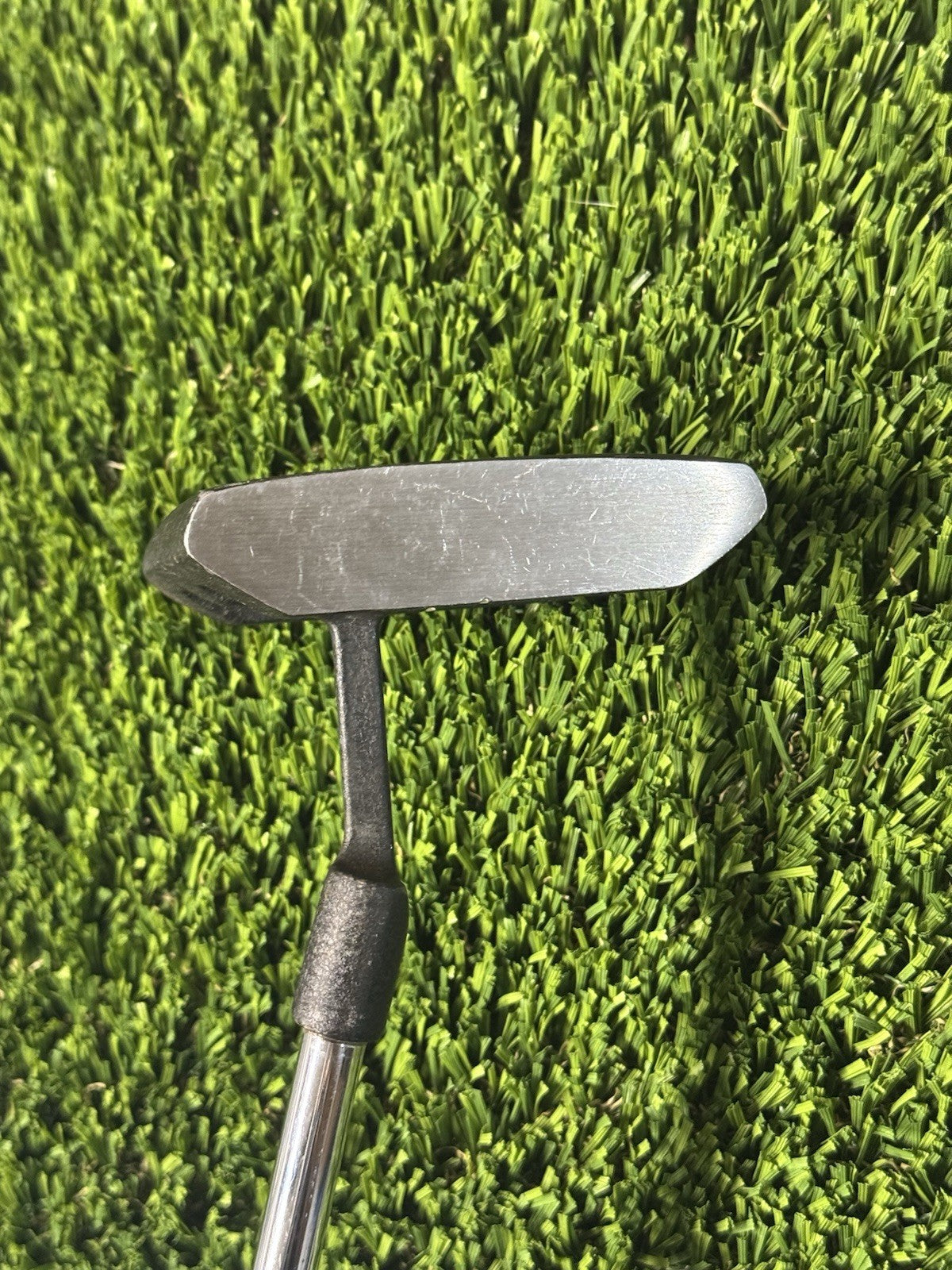 Right Handed Mizuno Putter 8901 Black Waffle Design Steel Shaft 35”